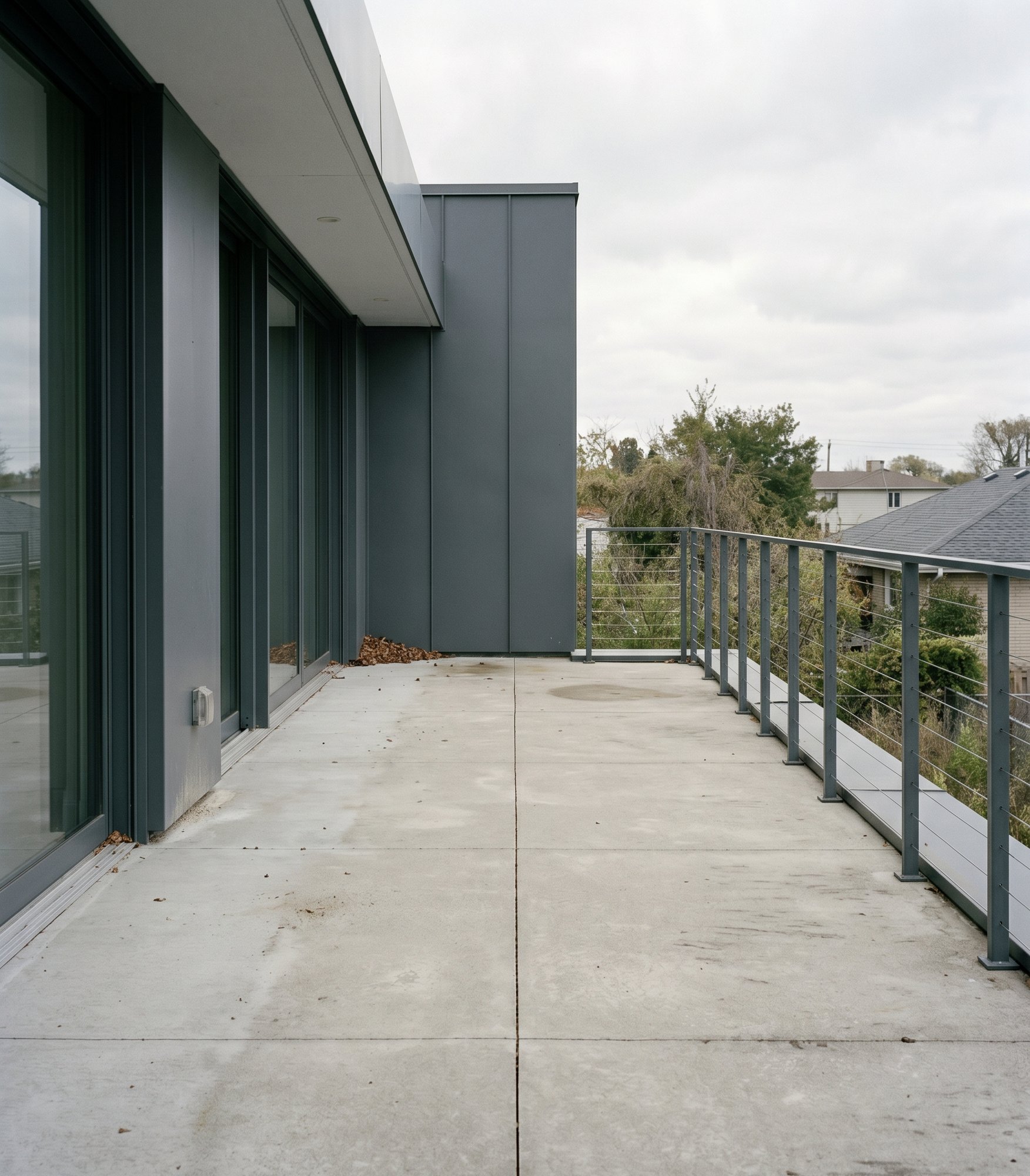 Vorher: leere Betonterrasse