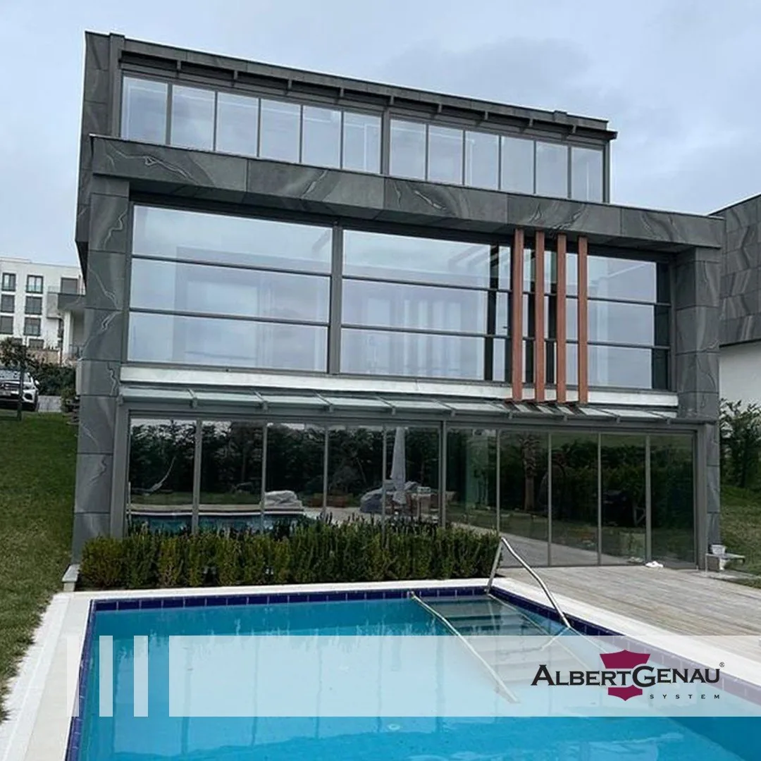 Vetrata a ghigliottina motorizzata sulla facciata di una villa