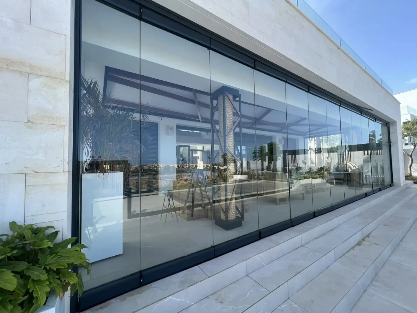 Glasschiebewand an einer Ladenfront